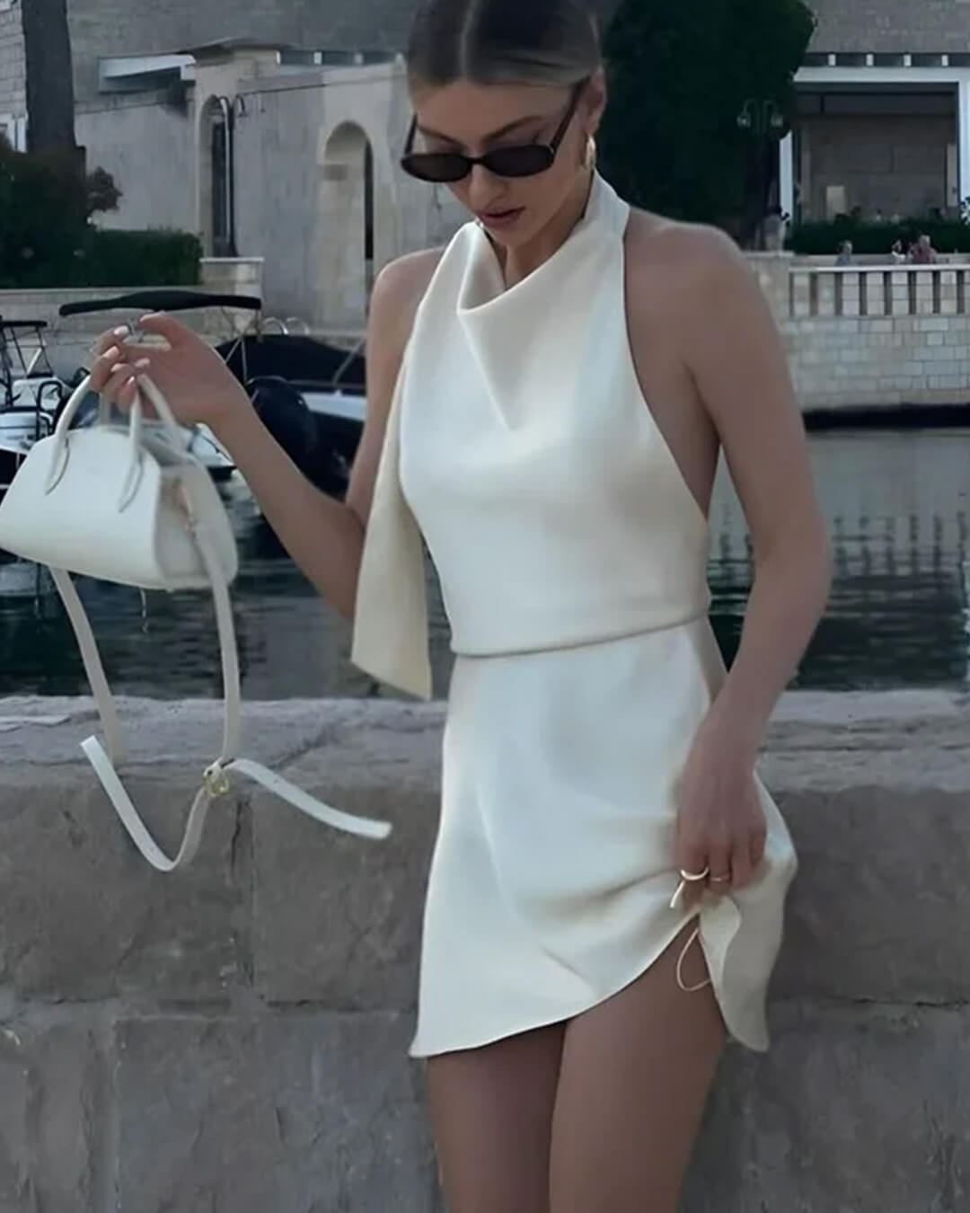 Μίνι φόρεμα από σατέν με ανοιχτή πλάτη Bianca