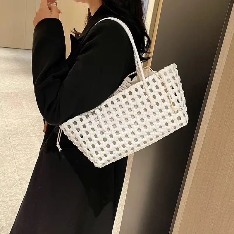 Τσάντα ώμου tote Claudia με διάτρητο σχέδιο