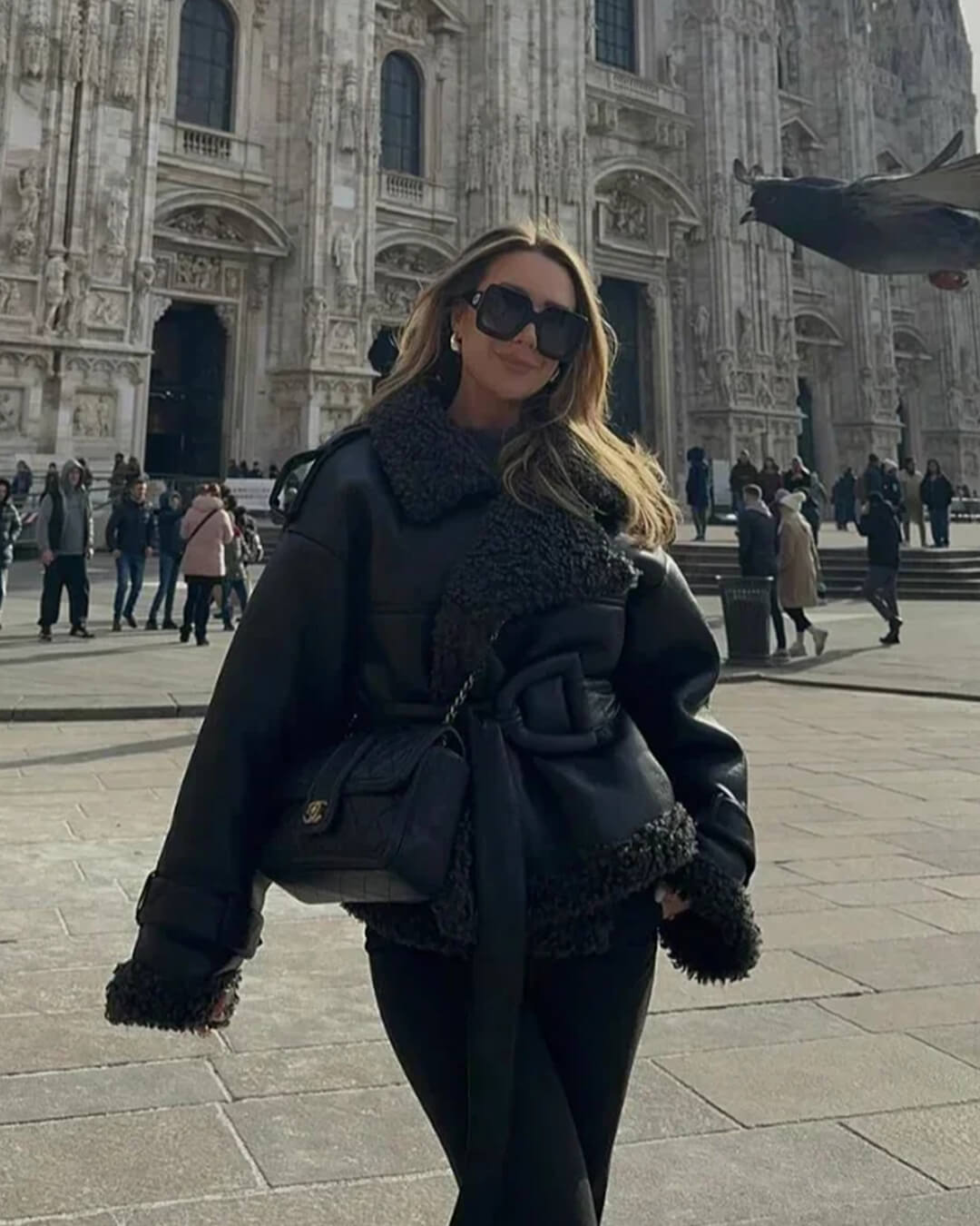 Κοντό μπουφάν Cora από συνθετικό δέρμα με ζώνη