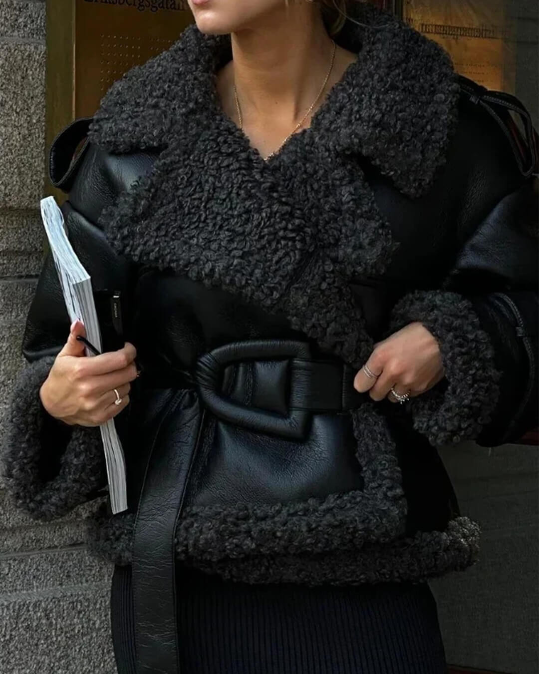 Κοντό μπουφάν Cora από συνθετικό δέρμα με ζώνη