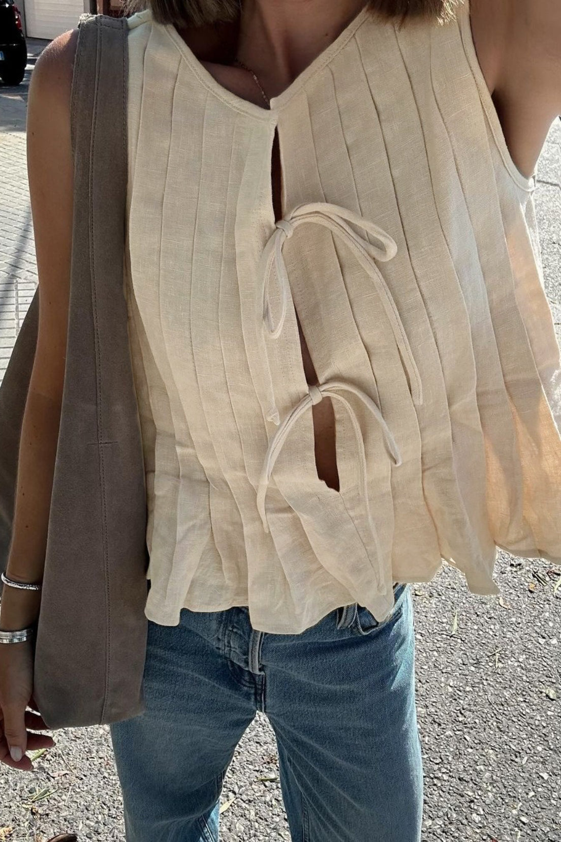 Τοπ Honora με βολάν στο τελείωμα και δέσιμο μπροστά
