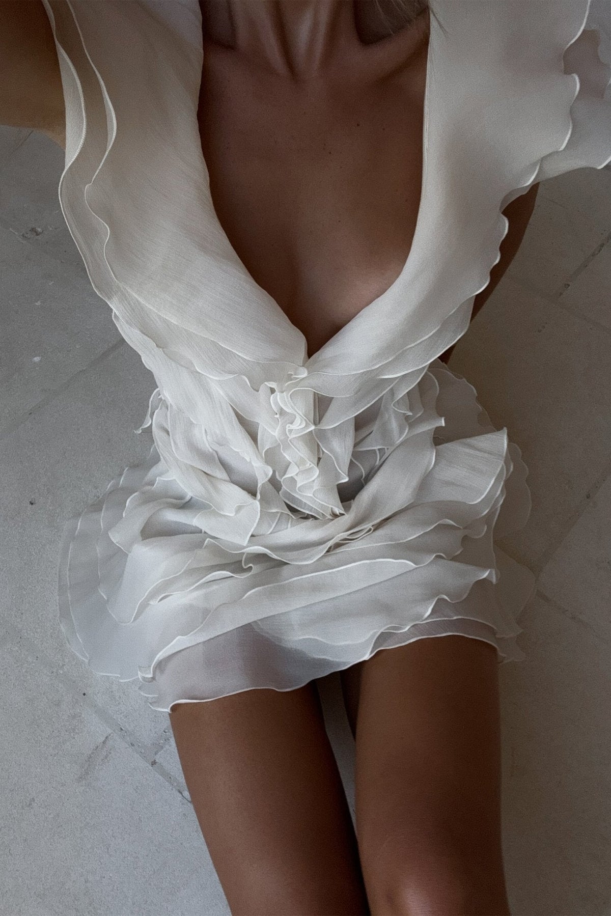 Μίνι φόρεμα Jasmine με ακάλυπτους ώμους και βολάν