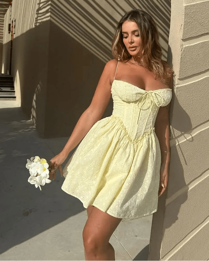 Μίνι φόρεμα Katie με κεντητές cut-out λεπτομέρειες