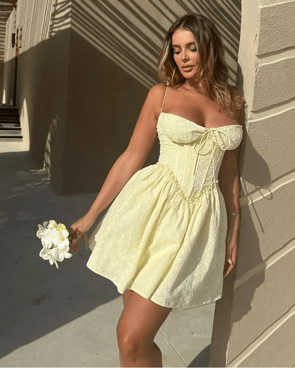 Μίνι φόρεμα Katie με κεντητές cut-out λεπτομέρειες
