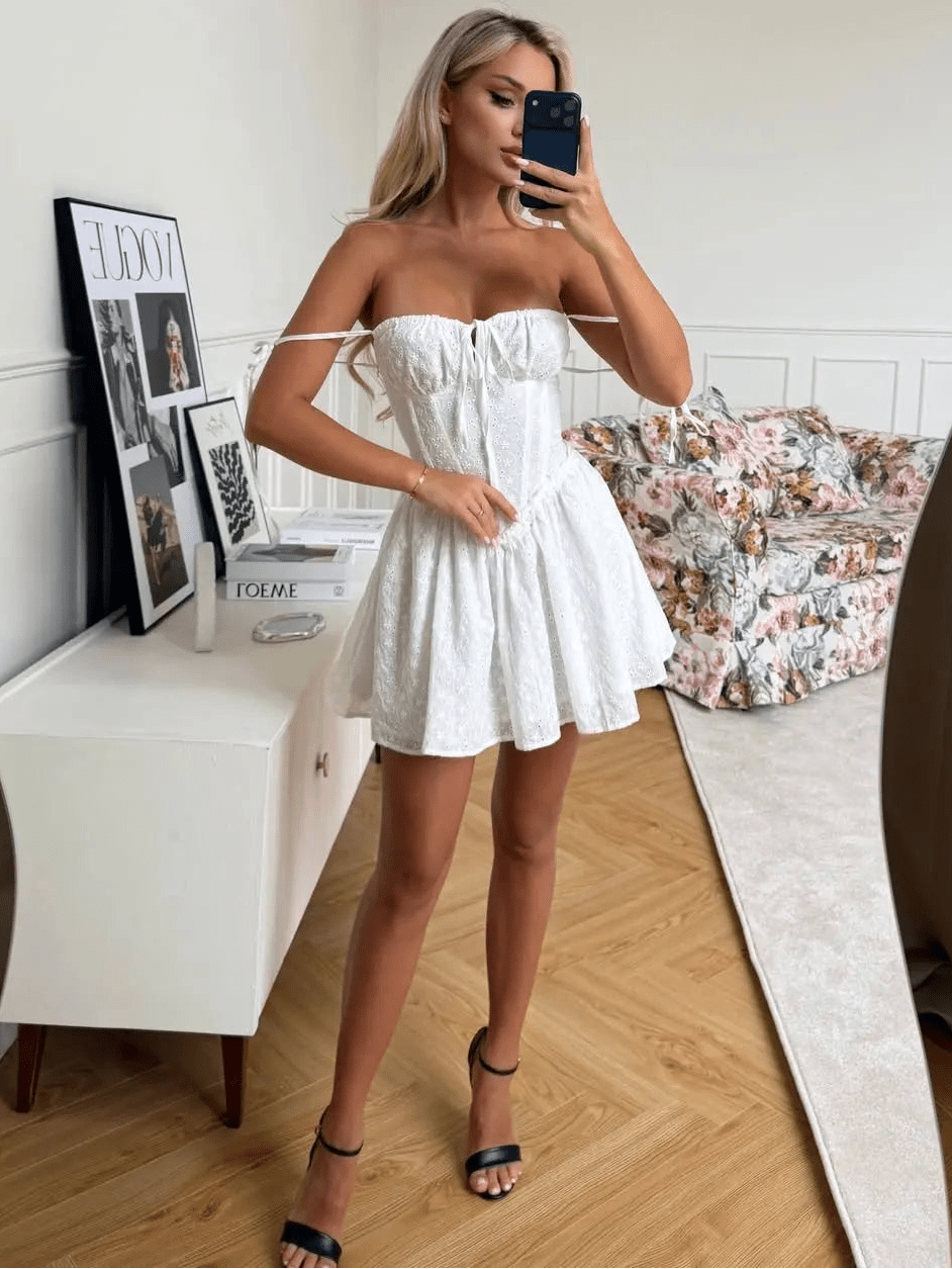 Μίνι φόρεμα Katie με κεντητές cut-out λεπτομέρειες
