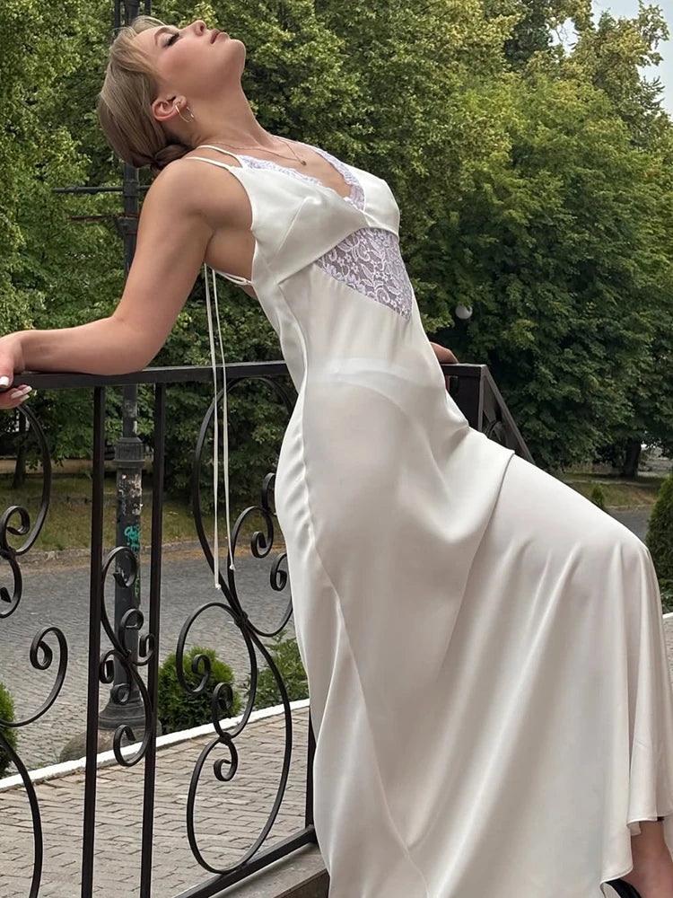 Μάξι φόρεμα από δαντέλα με λαιμόκοψη V και κορδόνια