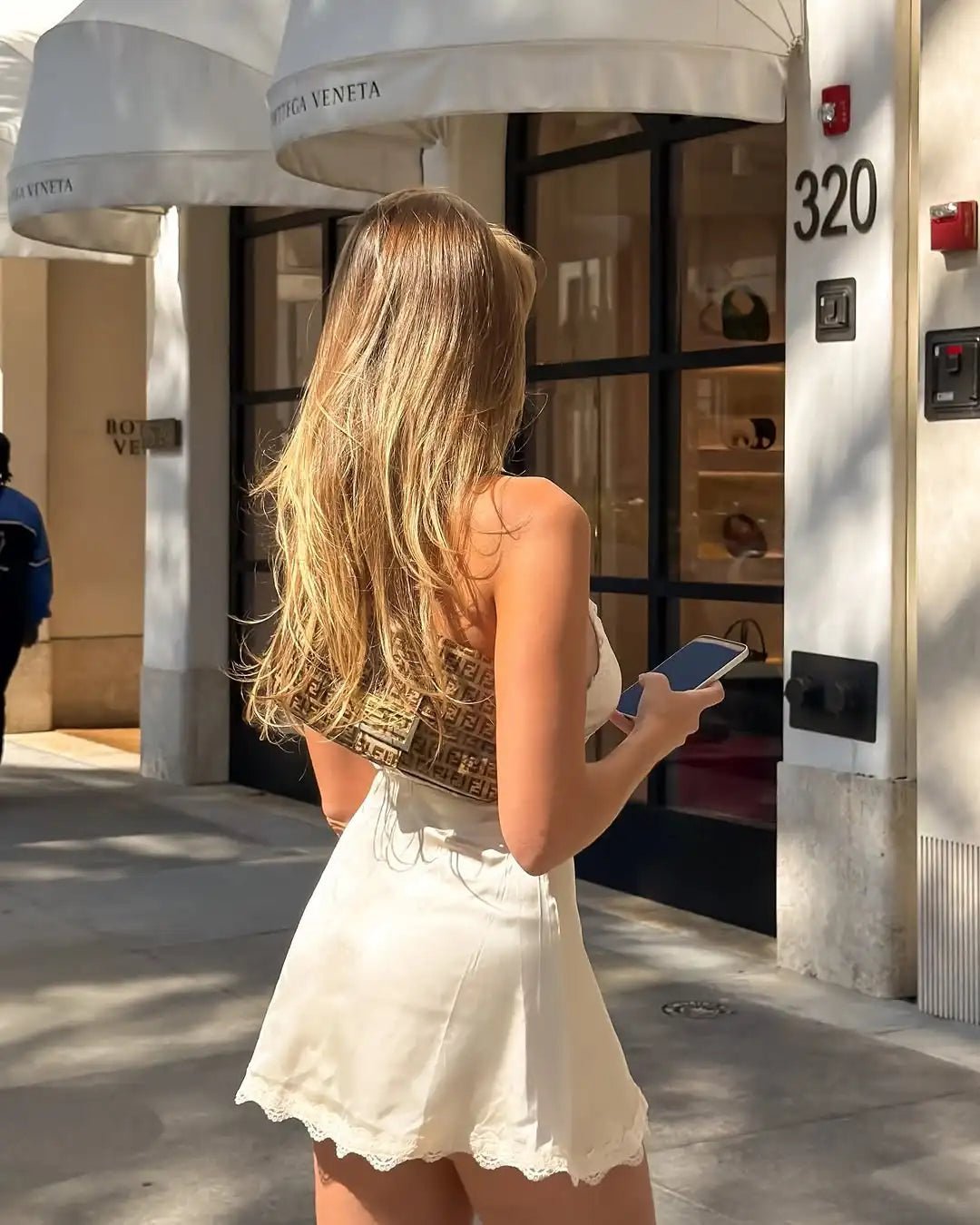 Δαντελένιο εφαρμοστό μίνι φόρεμα Layla με λαιμόκοψη halter