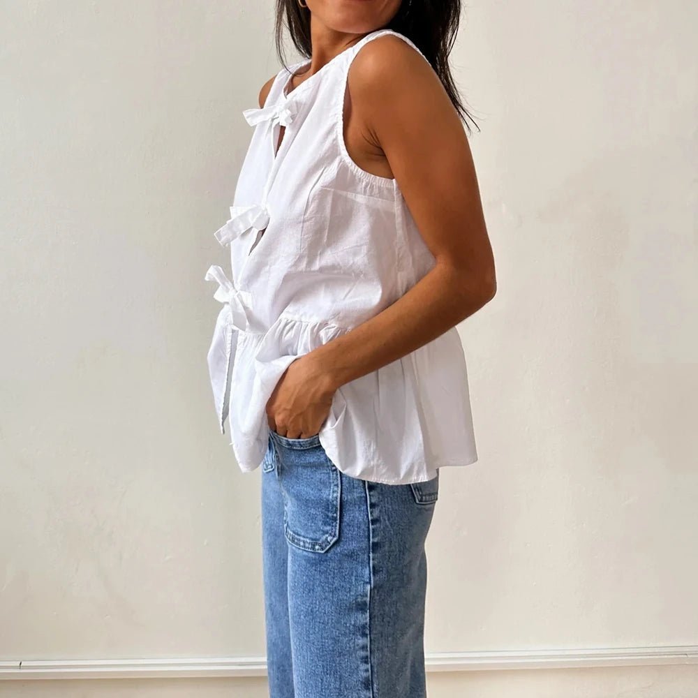 Τοπ Lisette με τιράντες, πεπλούμε γραμμή και δέσιμο σε φιόγκο