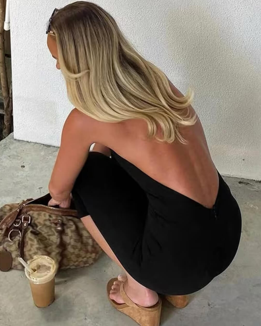 Ολόσωμη φόρμα Lucy με halter λαιμόκοψη και ανοιχτή πλάτη