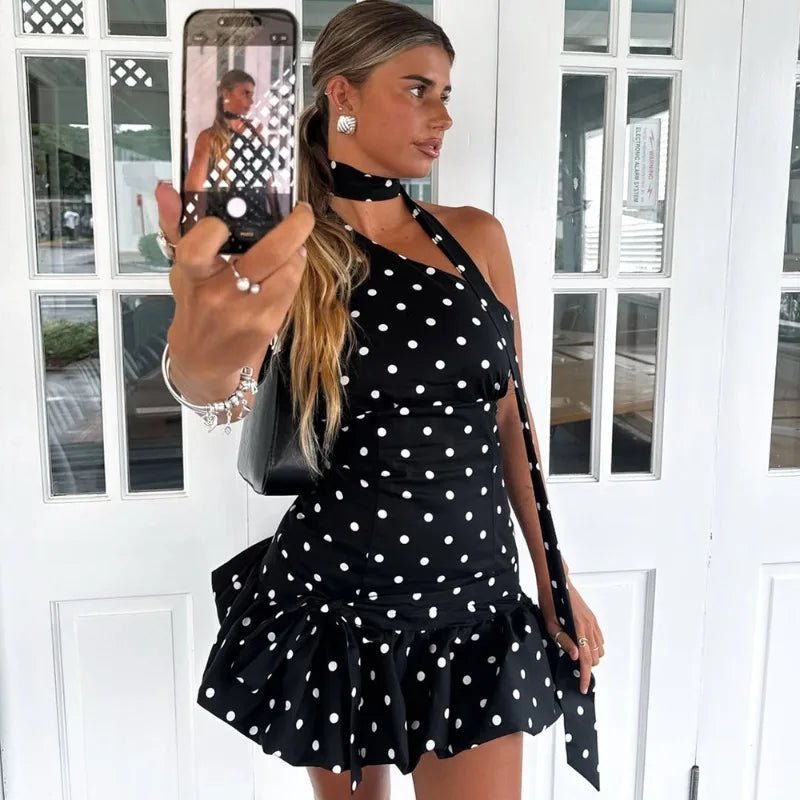 Μίνι φόρεμα Nina με έναν ώμο και πουά σχέδιο