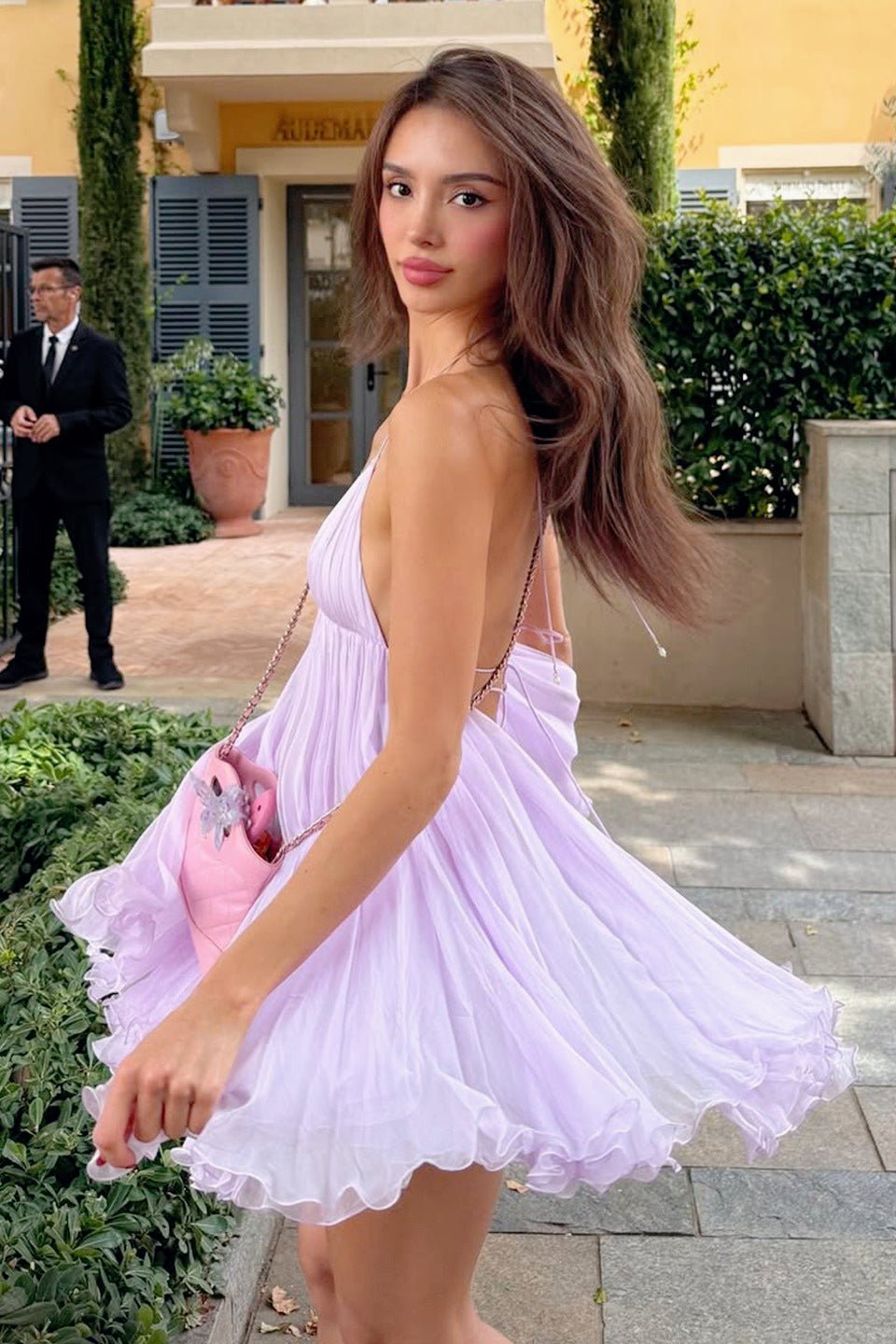 Μίνι φόρεμα Priscilla με βαθιά λαιμόκοψη και ακάλυπτη πλάτη