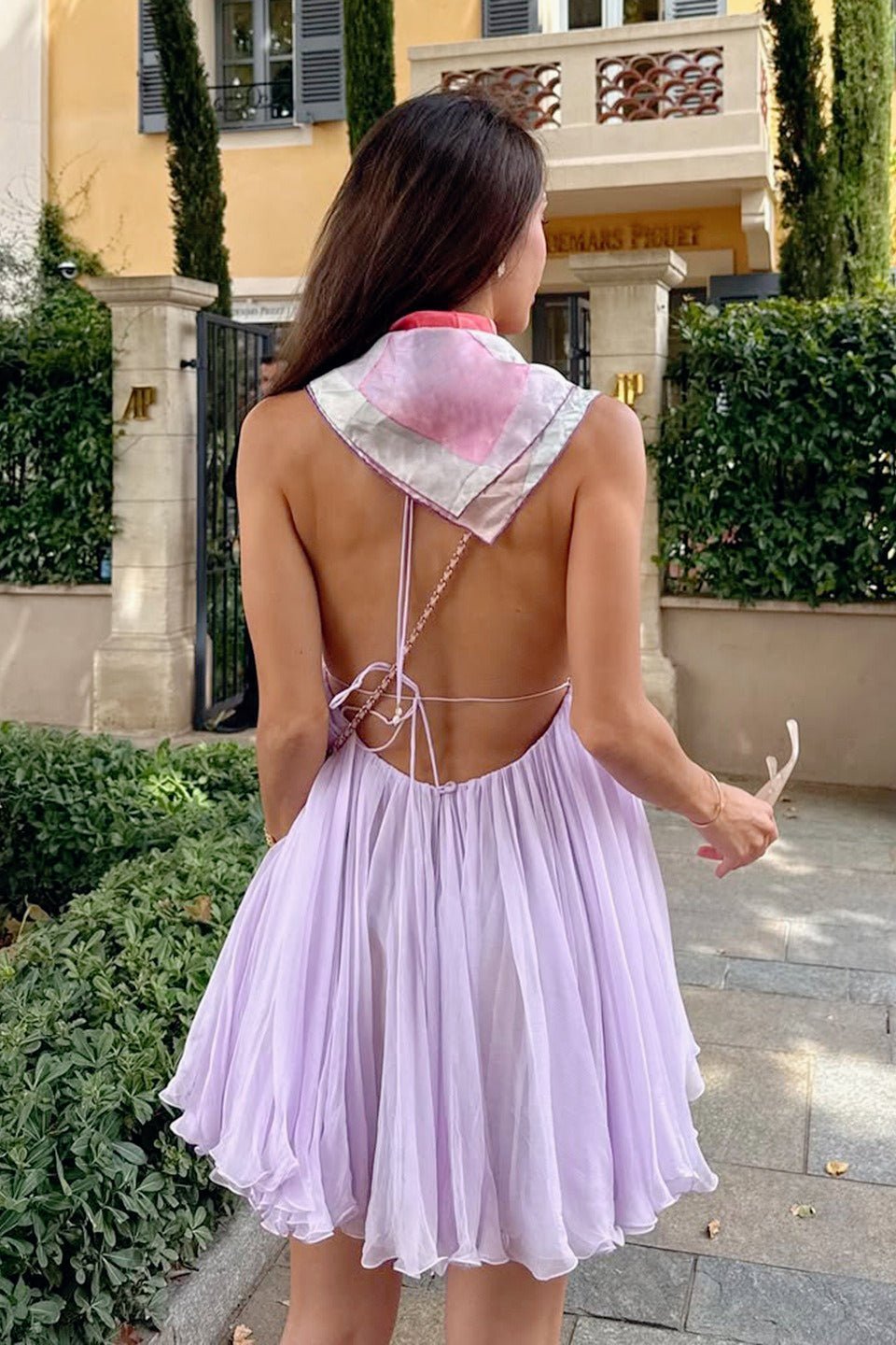 Μίνι φόρεμα Priscilla με βαθιά λαιμόκοψη και ακάλυπτη πλάτη