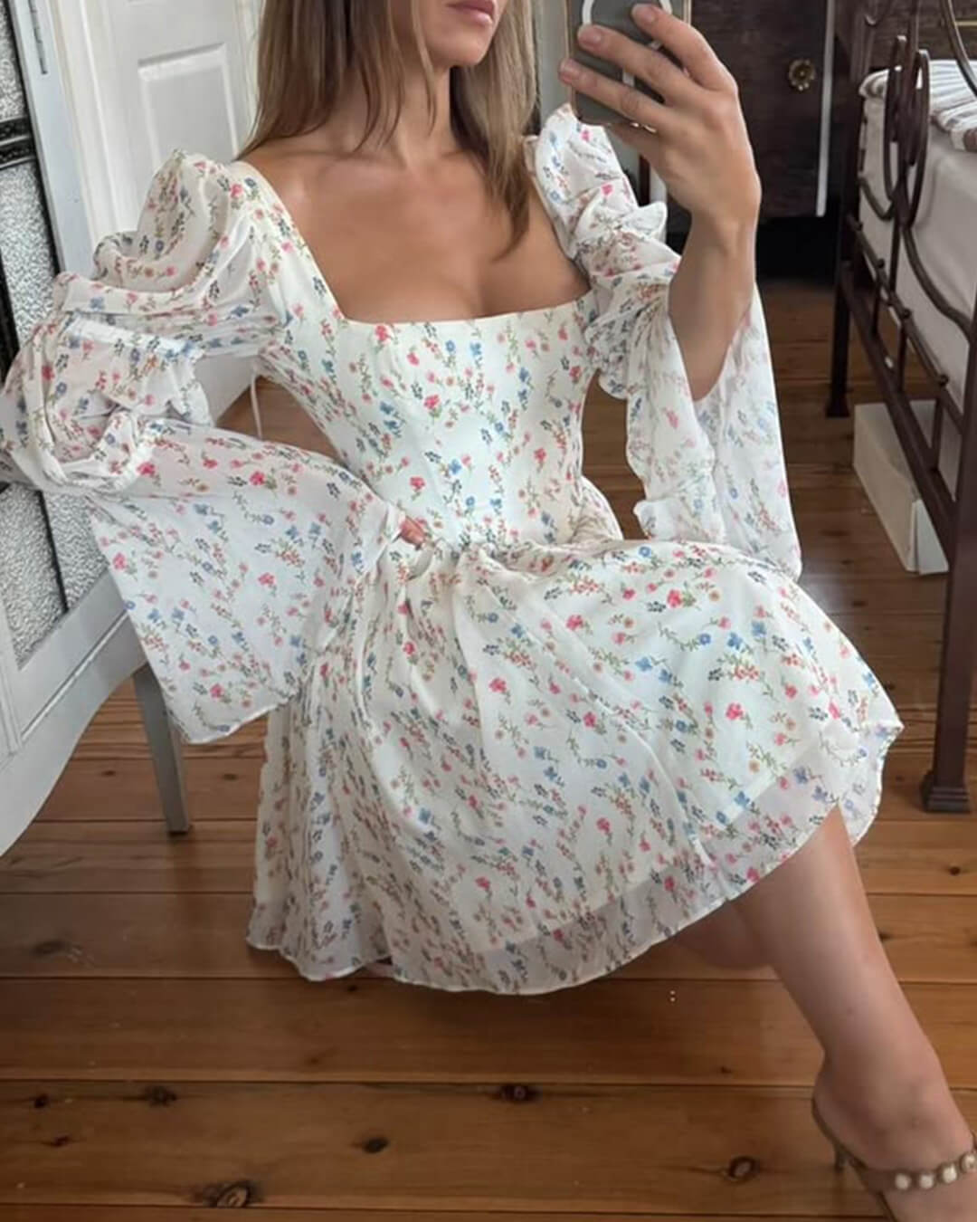 Rose Μίνι φόρεμα με ακάλυπτους ώμους και βολάν