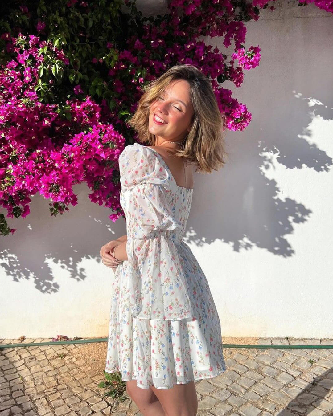Rose Μίνι φόρεμα με ακάλυπτους ώμους και βολάν