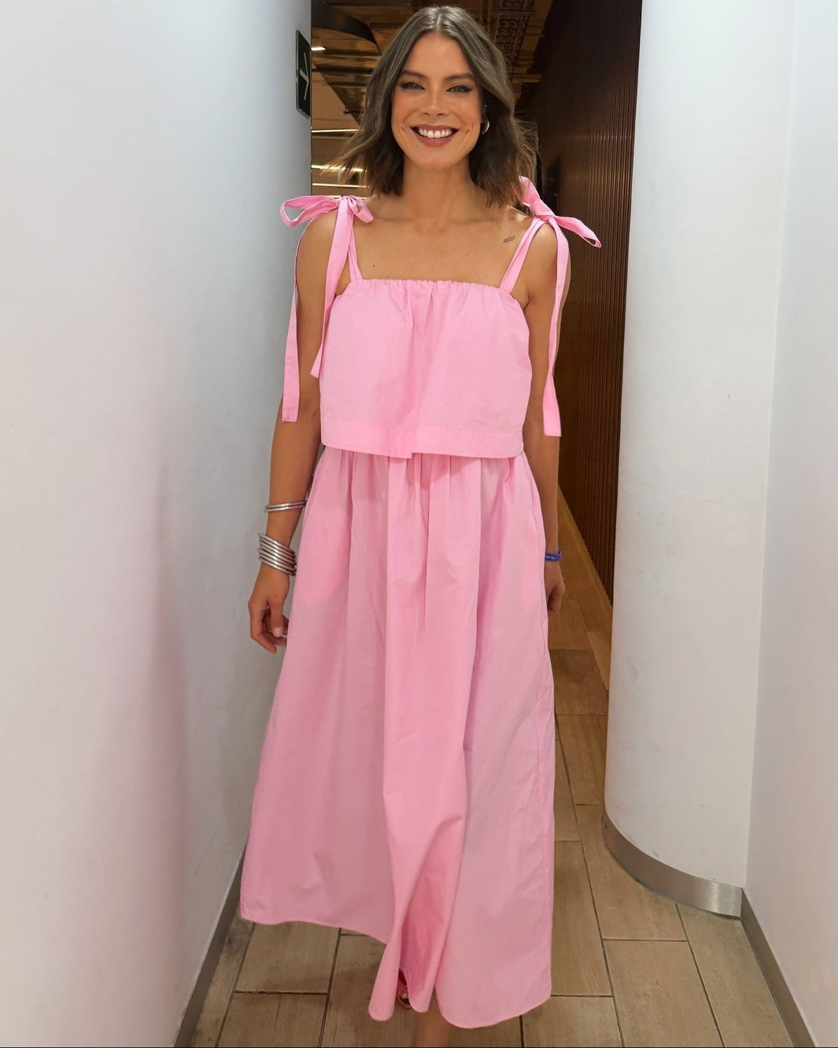 Ροζ κλιμακωτό μίντι φόρεμα Sophia με φιόγκο