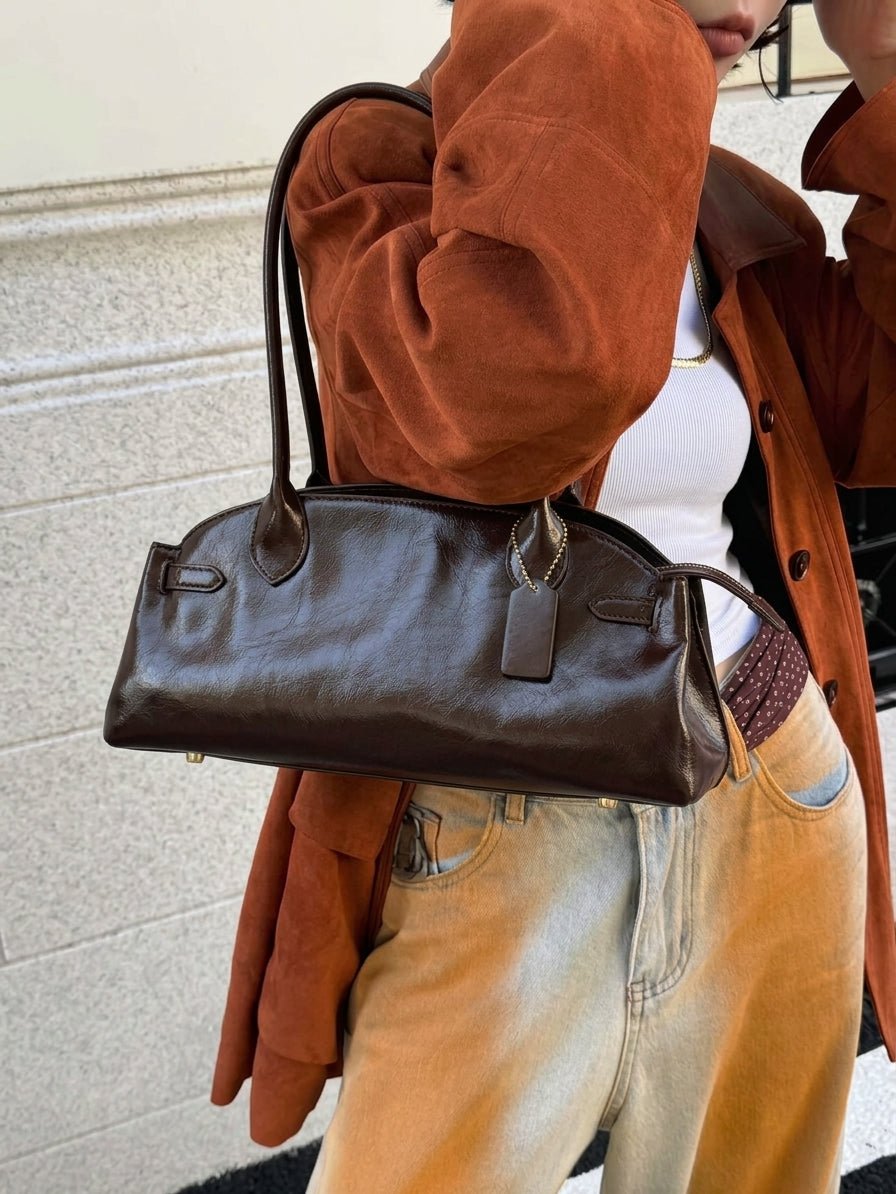 Wren Elongated Shoulder Bag in dark brown – styled look